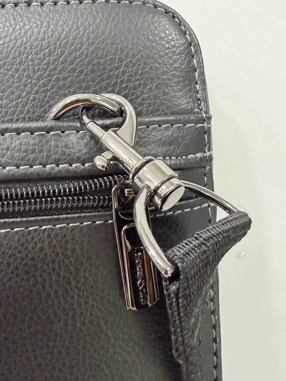 Samsonite Black Leather Briefcase with Detachable Strap